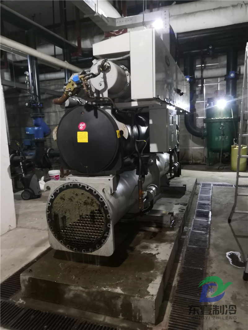 青海開利螺桿式冷水機組冷凝器清洗