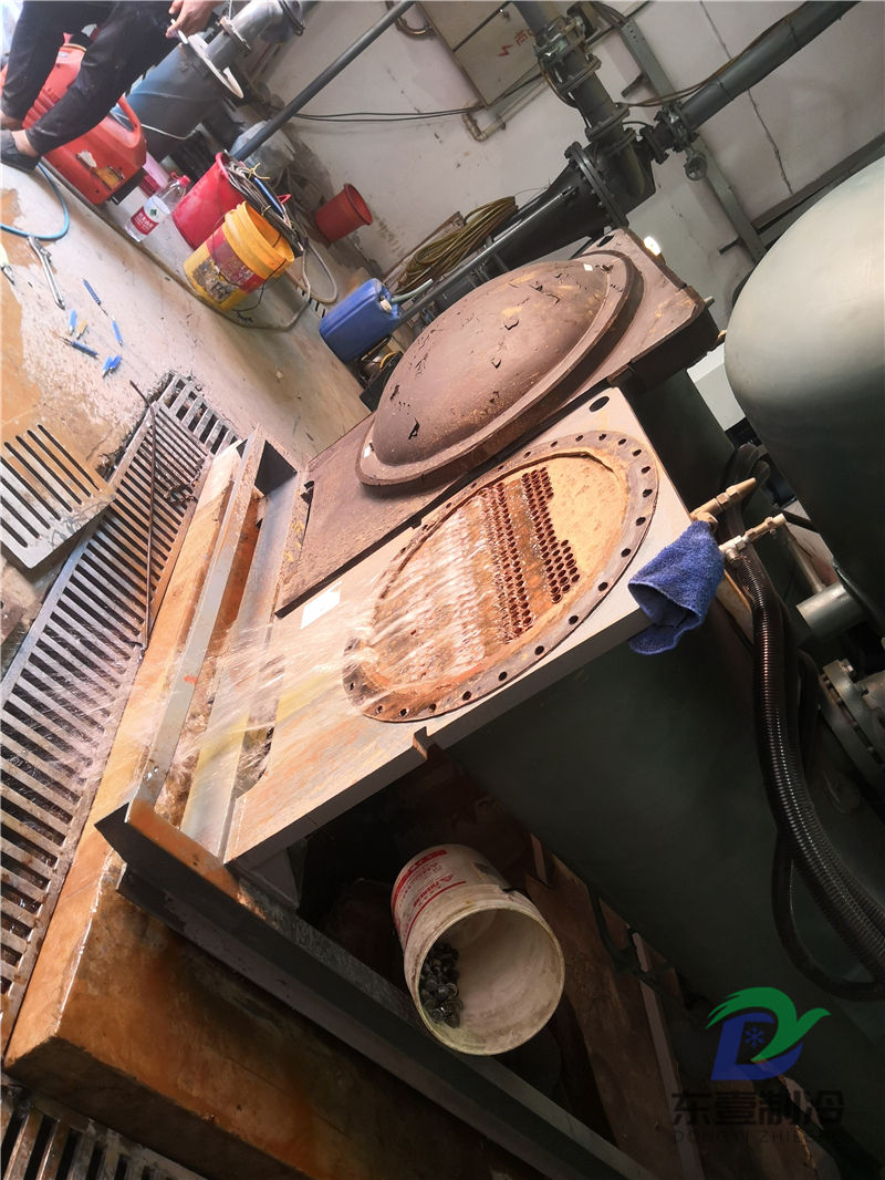 青海螺桿式冷水機組冷凝器清洗